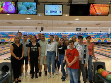 Menschengruppe in einer Bowlinghalle