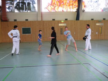 Gruppe beim Training in der Halle